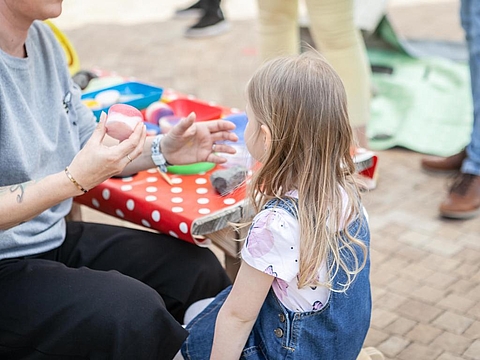 Das Bild zeigt ein Kind, dass sich beim Bienenfest schminken lässt
